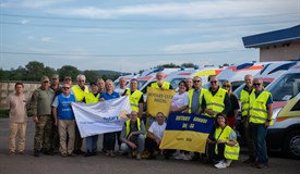 Übergabe der Krankenwagen an ukrainische Rotarier