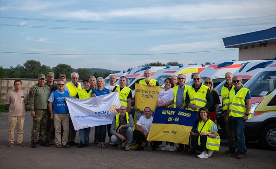 Übergabe der Krankenwagen an ukrainische Rotarier